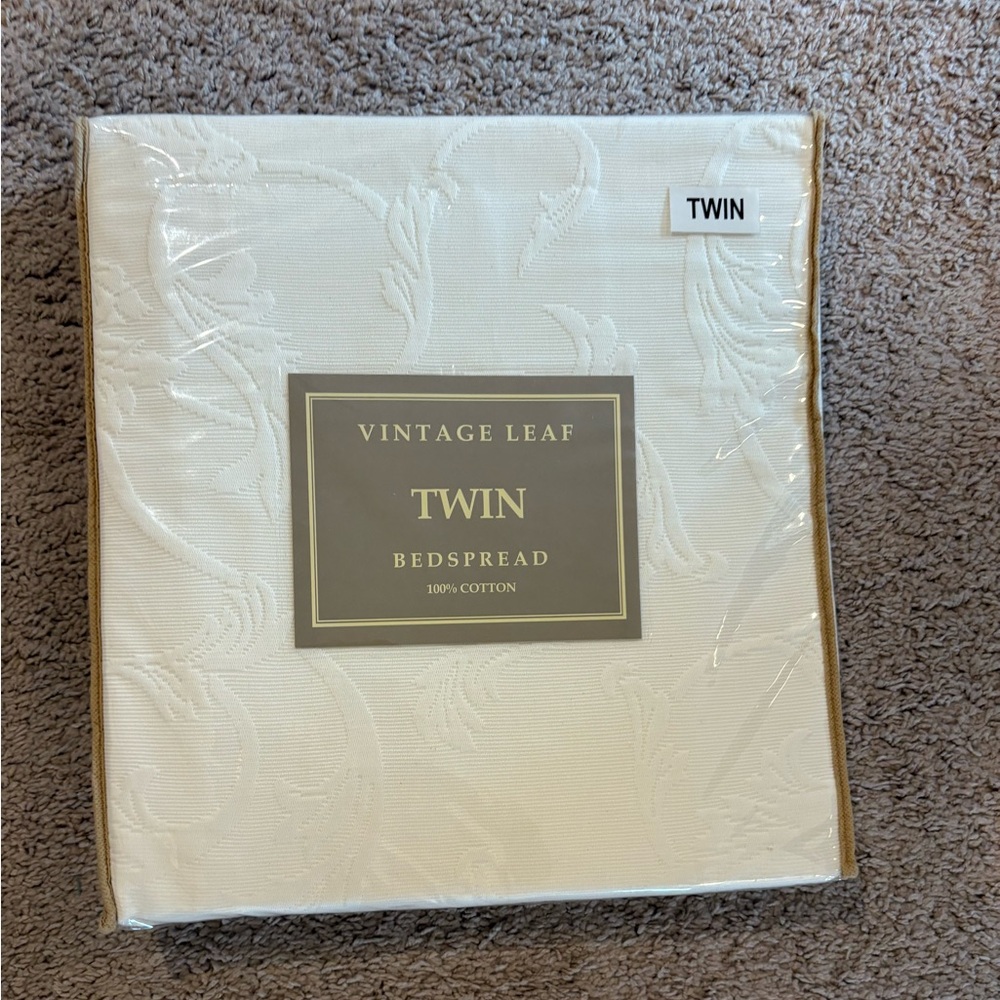 Vintage Leaf Cream Twin Quilt